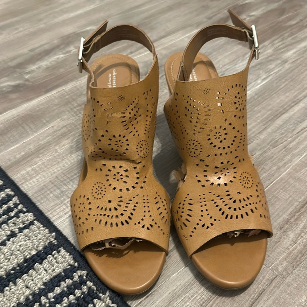 Sole sensibility perforated heeled sandal